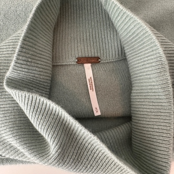 Free People Lost In Forest Mock Neck Ballon Sleeve Cropped Sweater Light Green S - Picture 11 of 13